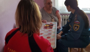 Камчатским одиноко проживающим пенсионерам подарили огнетушители и напомнили правила пожарной безопасности 