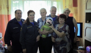 Сотрудники Камчатского отделения ВДПО и МЧС поздравили с юбилеем ветерана пожарной охраны