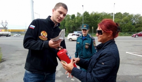 «Пожар» устроили для камчатских автомобилистов, чтобы проверить их умение пользоваться огнетушителем 